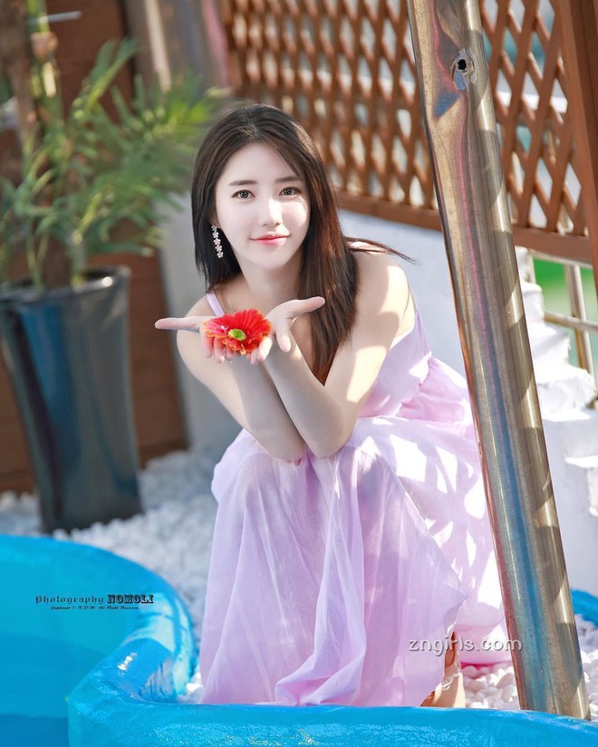 Nhan sắc lai giữa Suzy và Hani, mẫu nữ xe hơi xứ Hàn sốt xình xịch tại Trung với vòng một đốt mắt - Ảnh 2.