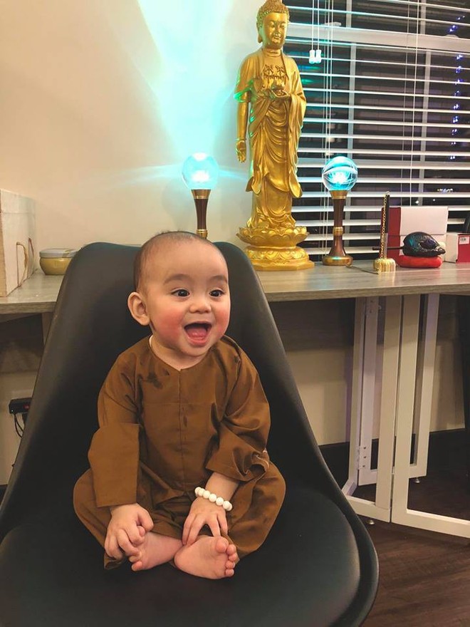 Si&ecirc;u dễ thương: Ch&uacute; b&eacute; 7 th&aacute;ng tuổi mặc đồ ch&uacute; tiểu, m&aacute; đỏ như tr&aacute;i đ&agrave;o khiến cư d&acirc;n mạng rung rinh - Ảnh 3.