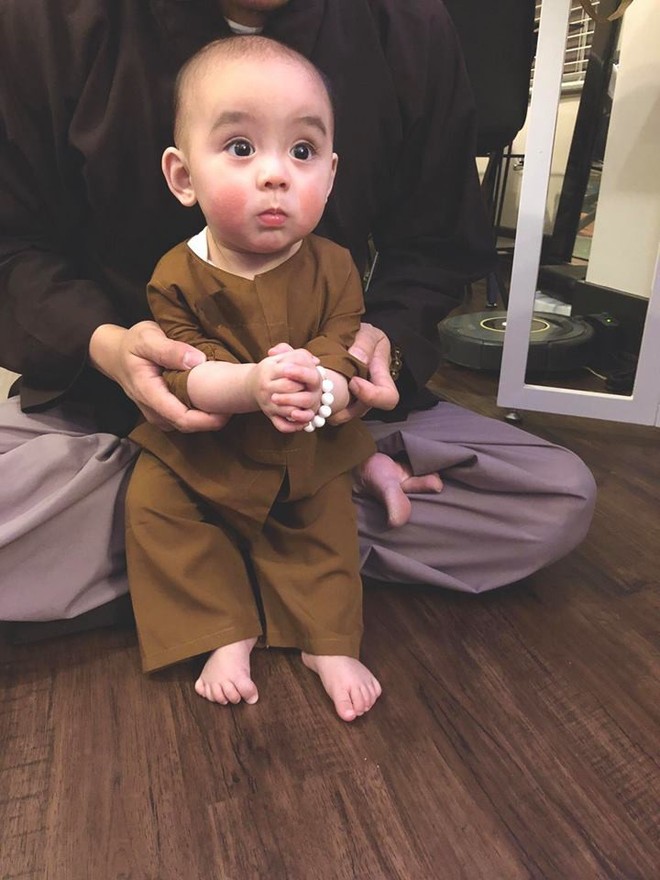 Si&ecirc;u dễ thương: Ch&uacute; b&eacute; 7 th&aacute;ng tuổi mặc đồ ch&uacute; tiểu, m&aacute; đỏ như tr&aacute;i đ&agrave;o khiến cư d&acirc;n mạng rung rinh - Ảnh 2.