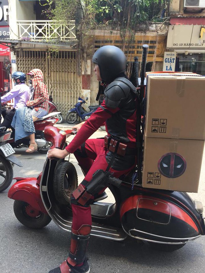 Bắt gặp Deadpool trang bị full giáp đi ship hàng trên phố Hà Nội - Ảnh 1.