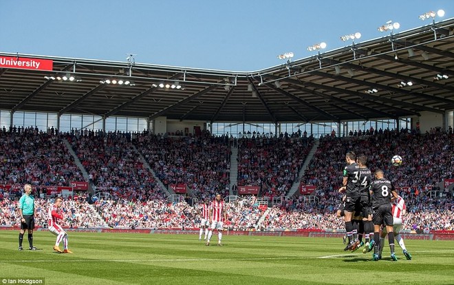 Xác định đội bóng đầu tiên xuống hạng ở Premier League 2017/18 - Ảnh 5.