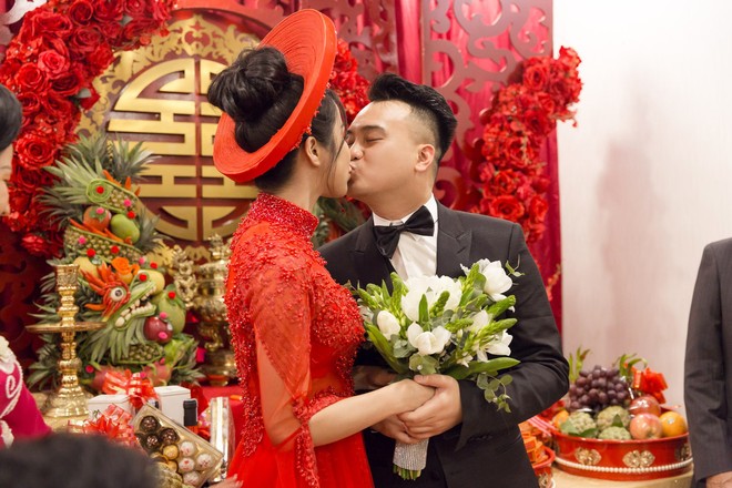 Vợ chồng Diệp Lâm Anh hạnh phúc tới nỗi hôn say đắm như muốn nuốt chửng nhau luôn - Ảnh 5.
