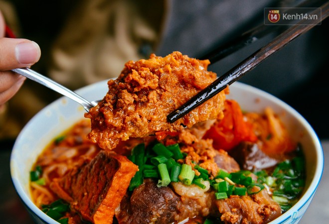 Qu&aacute;n b&uacute;n ri&ecirc;u 30 năm tuổi ở vỉa h&egrave; S&agrave;i G&ograve;n c&oacute; g&igrave; hấp dẫn m&agrave; Trường Giang trở th&agrave;nh kh&aacute;ch quen l&acirc;u năm? - Ảnh 4.