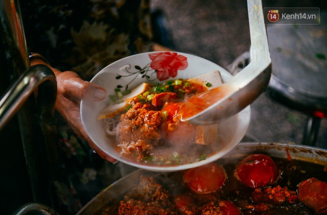 Qu&aacute;n b&uacute;n ri&ecirc;u 30 năm tuổi ở vỉa h&egrave; S&agrave;i G&ograve;n c&oacute; g&igrave; hấp dẫn m&agrave; Trường Giang trở th&agrave;nh kh&aacute;ch quen l&acirc;u năm? - Ảnh 6.