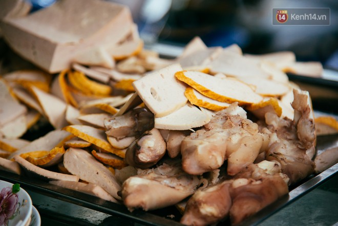 Qu&aacute;n b&uacute;n ri&ecirc;u 30 năm tuổi ở vỉa h&egrave; S&agrave;i G&ograve;n c&oacute; g&igrave; hấp dẫn m&agrave; Trường Giang trở th&agrave;nh kh&aacute;ch quen l&acirc;u năm? - Ảnh 7.