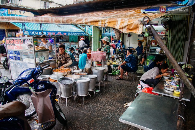 Qu&aacute;n b&uacute;n ri&ecirc;u 30 năm tuổi ở vỉa h&egrave; S&agrave;i G&ograve;n c&oacute; g&igrave; hấp dẫn m&agrave; Trường Giang trở th&agrave;nh kh&aacute;ch quen l&acirc;u năm? - Ảnh 11.