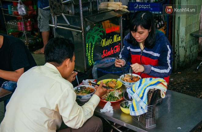 Qu&aacute;n b&uacute;n ri&ecirc;u 30 năm tuổi ở vỉa h&egrave; S&agrave;i G&ograve;n c&oacute; g&igrave; hấp dẫn m&agrave; Trường Giang trở th&agrave;nh kh&aacute;ch quen l&acirc;u năm? - Ảnh 3.