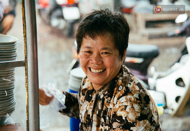 Qu&aacute;n b&uacute;n ri&ecirc;u 30 năm tuổi ở vỉa h&egrave; S&agrave;i G&ograve;n c&oacute; g&igrave; hấp dẫn m&agrave; Trường Giang trở th&agrave;nh kh&aacute;ch quen l&acirc;u năm? - Ảnh 9.
