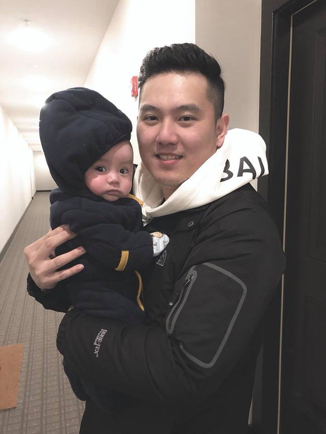 Si&ecirc;u dễ thương: Ch&uacute; b&eacute; 7 th&aacute;ng tuổi mặc đồ ch&uacute; tiểu, m&aacute; đỏ như tr&aacute;i đ&agrave;o khiến cư d&acirc;n mạng rung rinh - Ảnh 4.