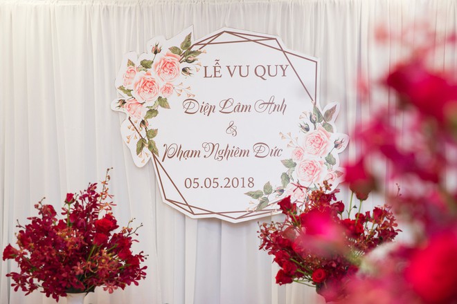 Ch&ugrave;m ảnh đẹp: Diệp L&acirc;m Anh ngọt ng&agrave;o kho&aacute; m&ocirc;i &ocirc;ng x&atilde; thiếu gia trong lễ ăn hỏi - Ảnh 1.