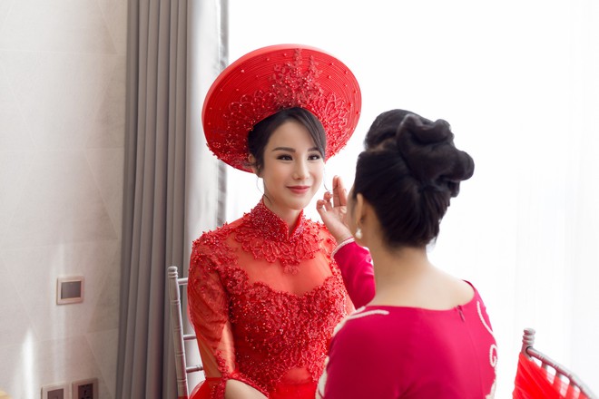 Ch&ugrave;m ảnh đẹp: Diệp L&acirc;m Anh ngọt ng&agrave;o kho&aacute; m&ocirc;i &ocirc;ng x&atilde; thiếu gia trong lễ ăn hỏi - Ảnh 4.