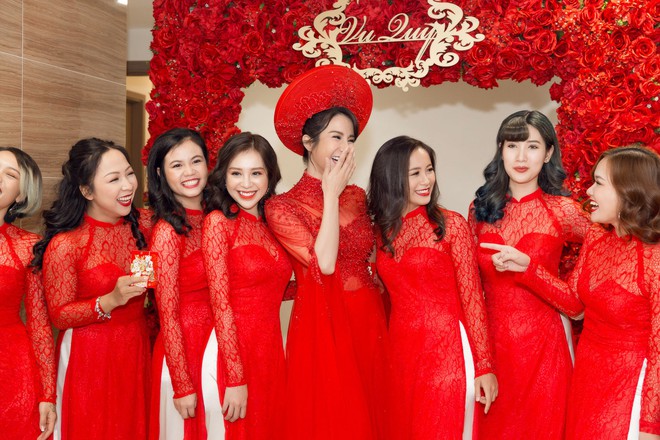 Ch&ugrave;m ảnh đẹp: Diệp L&acirc;m Anh ngọt ng&agrave;o kho&aacute; m&ocirc;i &ocirc;ng x&atilde; thiếu gia trong lễ ăn hỏi - Ảnh 5.