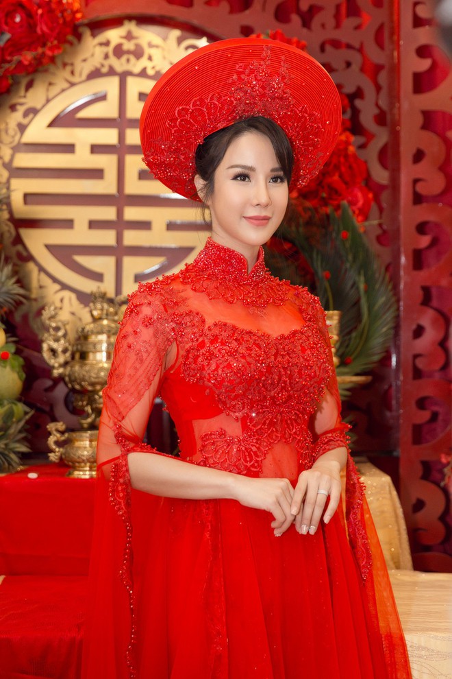 Ch&ugrave;m ảnh đẹp: Diệp L&acirc;m Anh ngọt ng&agrave;o kho&aacute; m&ocirc;i &ocirc;ng x&atilde; thiếu gia trong lễ ăn hỏi - Ảnh 6.