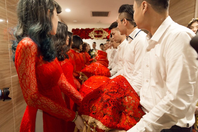 Ch&ugrave;m ảnh đẹp: Diệp L&acirc;m Anh ngọt ng&agrave;o kho&aacute; m&ocirc;i &ocirc;ng x&atilde; thiếu gia trong lễ ăn hỏi - Ảnh 7.