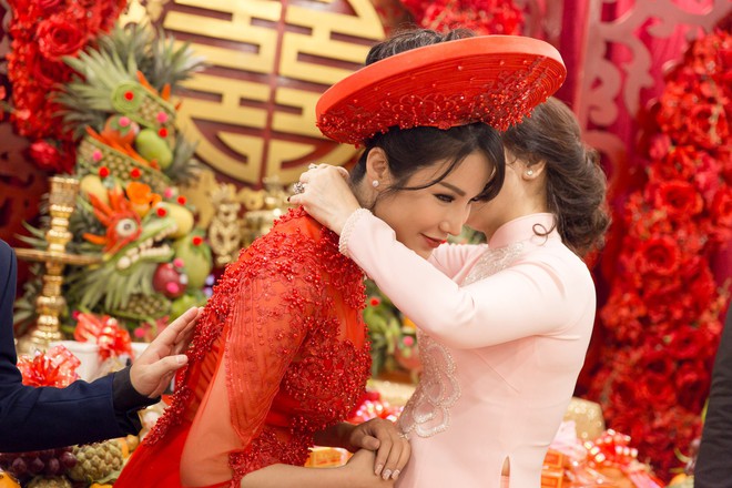 Ch&ugrave;m ảnh đẹp: Diệp L&acirc;m Anh ngọt ng&agrave;o kho&aacute; m&ocirc;i &ocirc;ng x&atilde; thiếu gia trong lễ ăn hỏi - Ảnh 9.