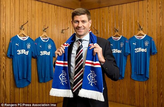 Chùm ảnh: “Biển người” chào đón Gerrard trở thành HLV của Rangers - Ảnh 1.
