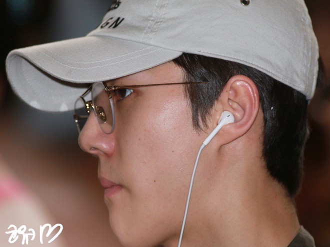 Mặt mộc ch&acirc;n thật nhất của sao Kpop: Người đẹp kh&oacute; tin, kẻ g&acirc;y sốc v&igrave; da rỗ v&agrave; mặt mụn - Ảnh 1.