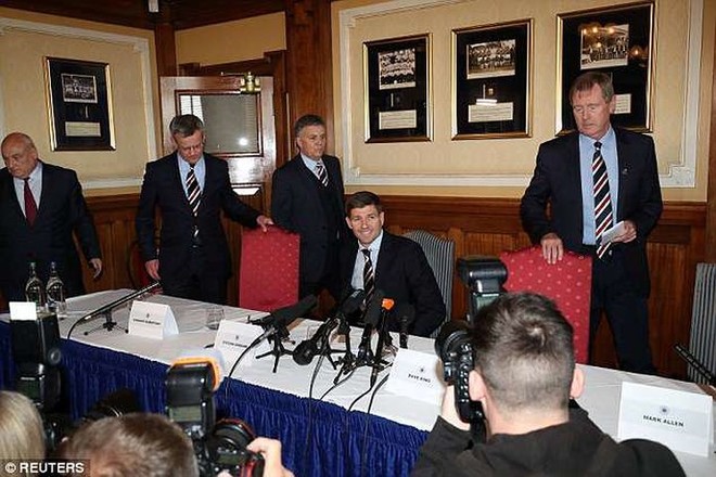 Chùm ảnh: “Biển người” chào đón Gerrard trở thành HLV của Rangers - Ảnh 5.
