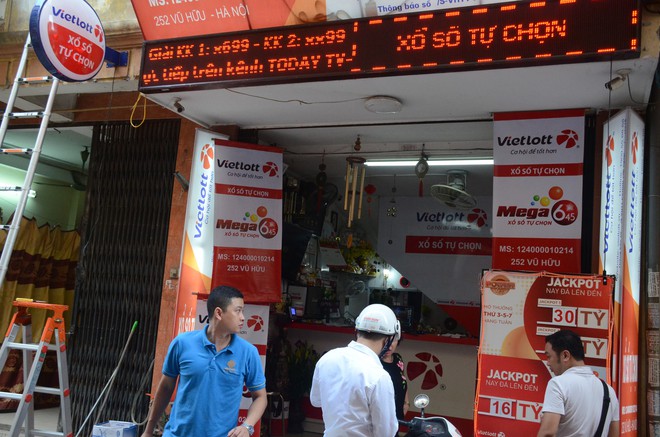 Chủ cửa hàng Vietlott ở Hà Nội nơi bán ra tấm vé 303 tỷ đồng: Chúng tôi đang trích xuất camera xem ai là người may mắn đến vậy - Ảnh 3.