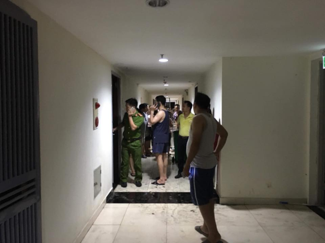 Hà Nội: Cháy căn hộ chung cư vắng chủ, lính cứu hỏa phá cửa - Ảnh 2.