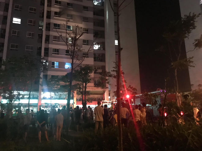 Hà Nội: Cháy căn hộ chung cư vắng chủ, lính cứu hỏa phá cửa - Ảnh 3.