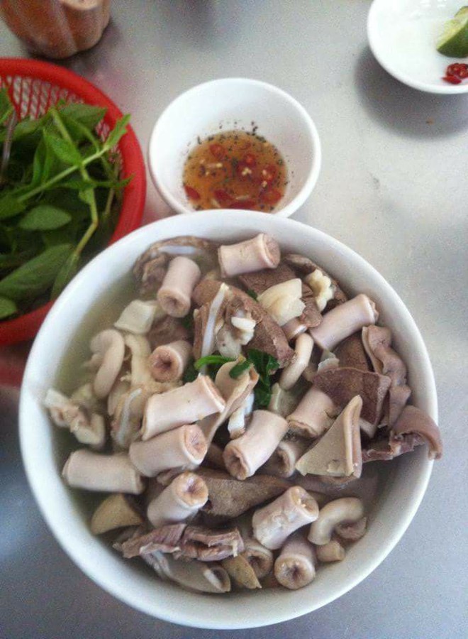 Một loạt món ăn từ &quot;nội tạng&quot; vừa lạ vừa quen ở Hà Nội quá thích hợp cho tiết trời đang nóng thì đổ mưa - Ảnh 4.