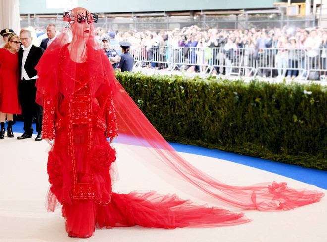 Hơn 30 bộ cánh này đã chứng minh: Còn mặt trận thời trang nào chặt chém ác liệt hơn Met Gala - Ảnh 3.