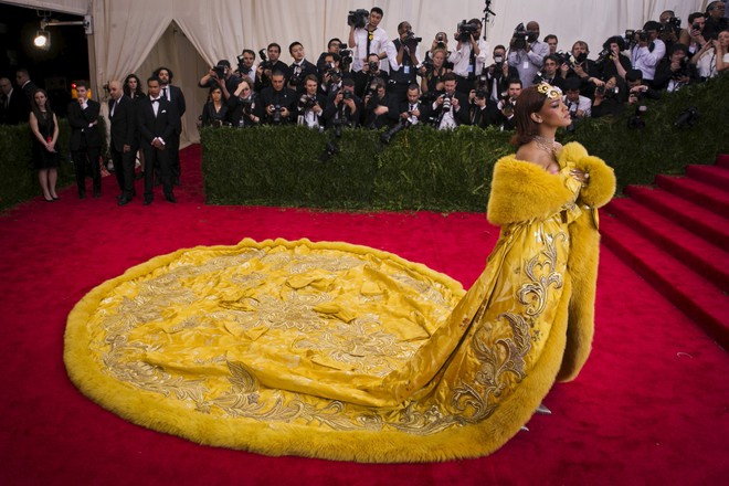 Hơn 30 bộ cánh này đã chứng minh: Còn mặt trận thời trang nào chặt chém ác liệt hơn Met Gala - Ảnh 2.