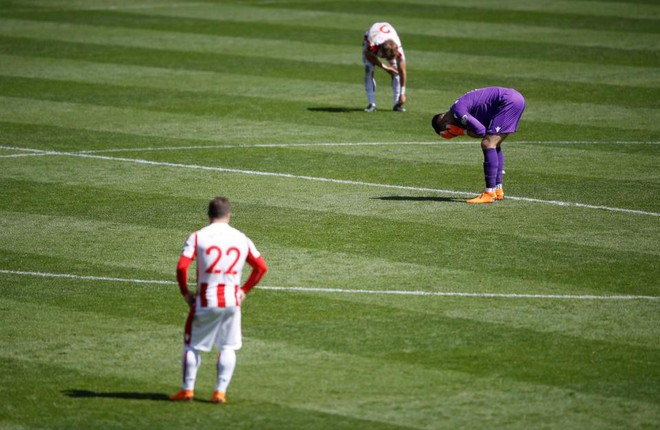 Cầu thủ Stoke khóc nức nở ngày rớt hạng khiến fan xót xa - Ảnh 3.
