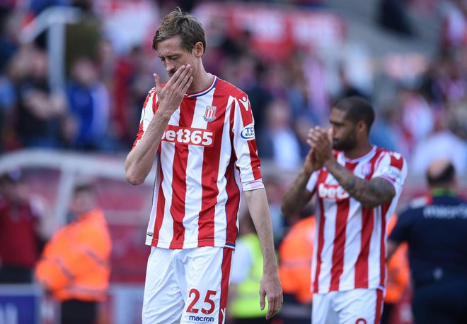 Cầu thủ Stoke khóc nức nở ngày rớt hạng khiến fan xót xa - Ảnh 8.