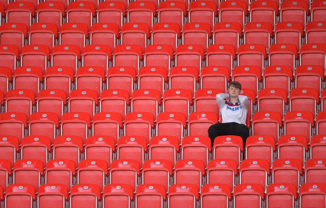 Cầu thủ Stoke khóc nức nở ngày rớt hạng khiến fan xót xa - Ảnh 7.