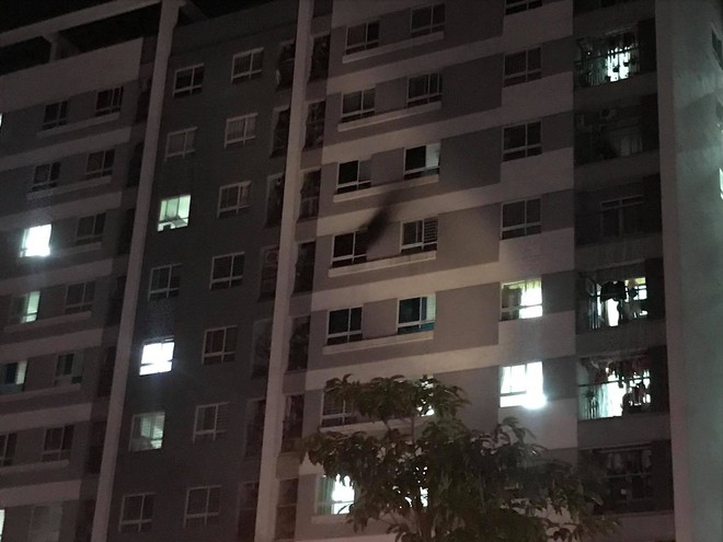 Hà Nội: Cháy căn hộ chung cư vắng chủ, lính cứu hỏa phá cửa - Ảnh 1.