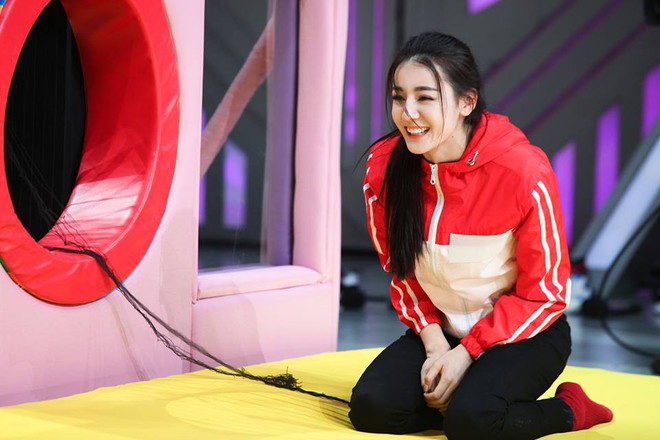 Địch Lệ Nhiệt Ba v&agrave; những tạo h&igrave;nh khiến fan chết m&ecirc; chết mệt trong Happy Camp - Ảnh 6.