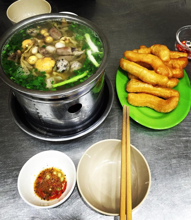 Một loạt món ăn từ &quot;nội tạng&quot; vừa lạ vừa quen ở Hà Nội quá thích hợp cho tiết trời đang nóng thì đổ mưa - Ảnh 2.