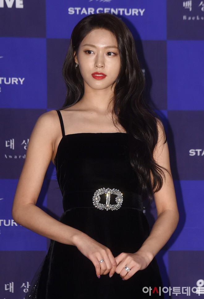 Suzy, Son Ye Jin vẫn là tâm điểm của thảm đỏ Baeksang cho đến khi Seolhyun diện đầm 400 triệu như bà hoàng - Ảnh 6.