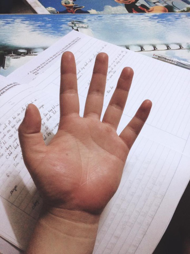 Nhiều c&ocirc; n&agrave;ng thi nhau khoe b&agrave;n tay mũm mĩm để thấy rằng họ chẳng c&ocirc; đơn - Ảnh 8.