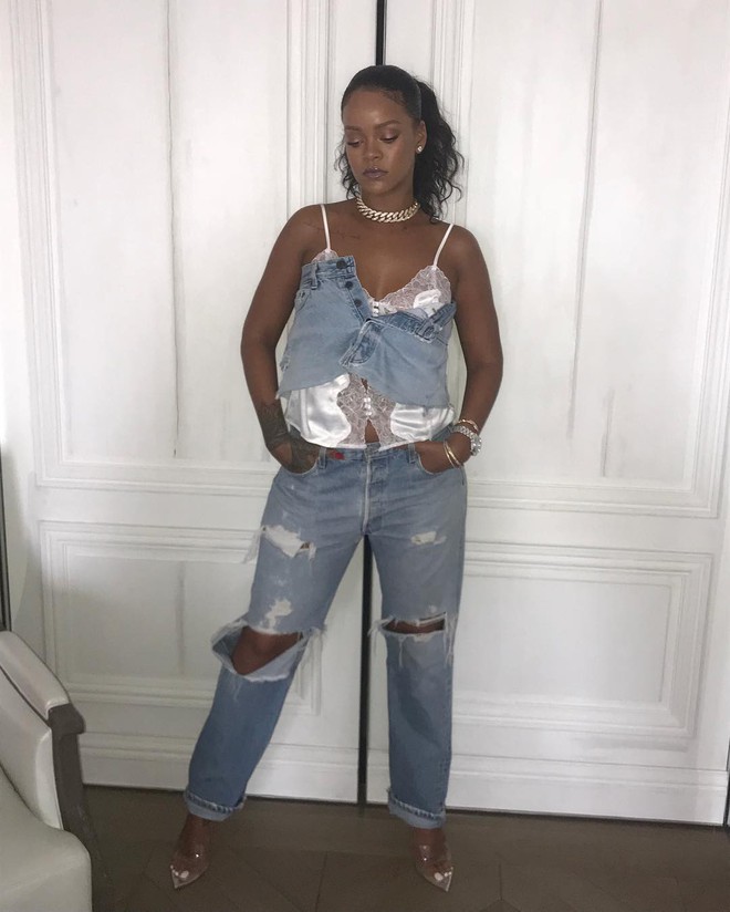 Rihanna mặc hẳn chân váy denim thành áo, bạn nghĩ đấy là xu hướng hay thảm họa? - Ảnh 3.