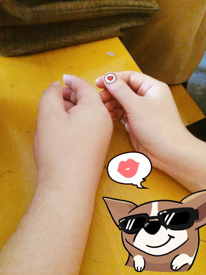 Nhiều c&ocirc; n&agrave;ng thi nhau khoe b&agrave;n tay mũm mĩm để thấy rằng họ chẳng c&ocirc; đơn - Ảnh 1.