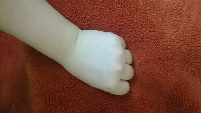 Nhiều c&ocirc; n&agrave;ng thi nhau khoe b&agrave;n tay mũm mĩm để thấy rằng họ chẳng c&ocirc; đơn - Ảnh 6.