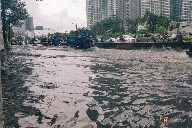 Nhiều tuyến đường Sài Gòn ngập nặng sau mưa lớn, siêu máy bơm chống ngập gần 100 tỉ đồng bị vô hiệu - Ảnh 3.