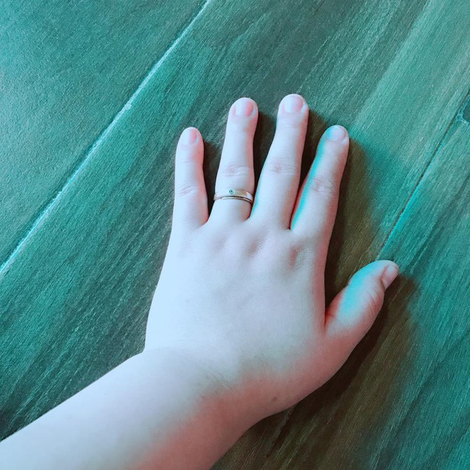 Nhiều c&ocirc; n&agrave;ng thi nhau khoe b&agrave;n tay mũm mĩm để thấy rằng họ chẳng c&ocirc; đơn - Ảnh 15.