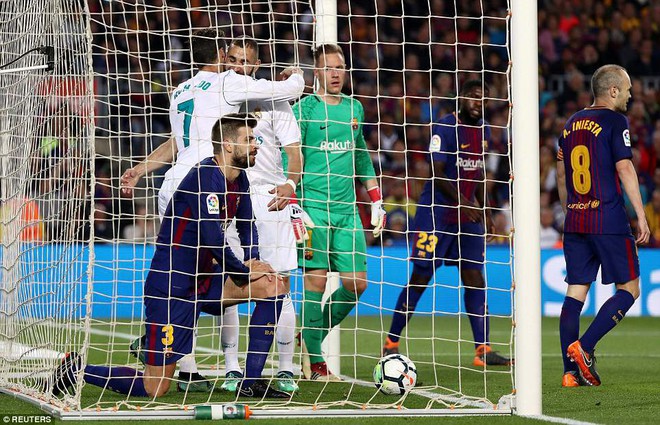 Messi và Ronaldo cùng nổ súng trong trận El Clasico nhuốm màu bạo lực - Ảnh 8.