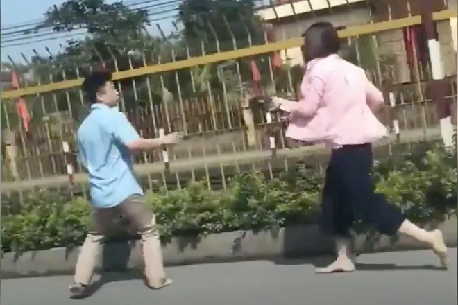 Clip: Cặp đôi xô xát giữa đường, cô gái rút luôn guốc chống trả khiến bạn trai chạy mất dép - Ảnh 2.