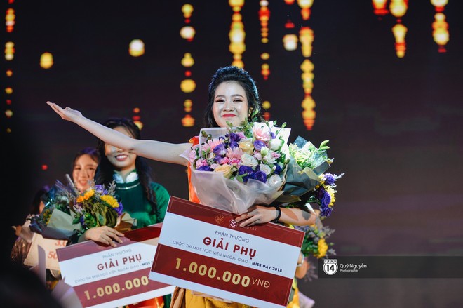 Ứng xử tiếng Anh xuất sắc, nữ sinh năm 4 đăng quang Hoa kh&ocirc;i Ngoại giao 2018! - Ảnh 13.