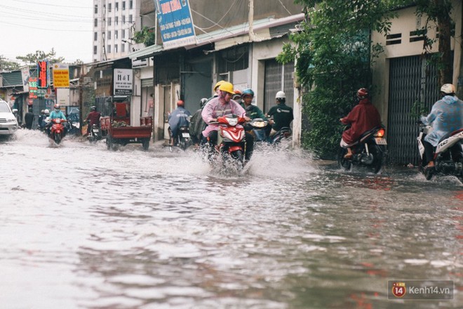 Nhiều tuyến đường Sài Gòn ngập nặng sau mưa lớn, siêu máy bơm chống ngập gần 100 tỉ đồng bị vô hiệu - Ảnh 23.