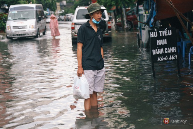 Nhiều tuyến đường Sài Gòn ngập nặng sau mưa lớn, siêu máy bơm chống ngập gần 100 tỉ đồng bị vô hiệu - Ảnh 22.