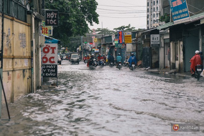 Nhiều tuyến đường Sài Gòn ngập nặng sau mưa lớn, siêu máy bơm chống ngập gần 100 tỉ đồng bị vô hiệu - Ảnh 21.