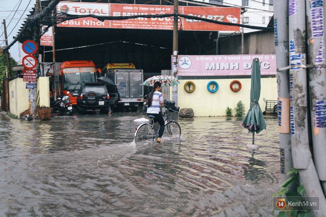 Nhiều tuyến đường Sài Gòn ngập nặng sau mưa lớn, siêu máy bơm chống ngập gần 100 tỉ đồng bị vô hiệu - Ảnh 20.
