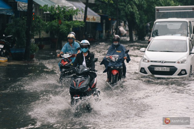 Nhiều tuyến đường Sài Gòn ngập nặng sau mưa lớn, siêu máy bơm chống ngập gần 100 tỉ đồng bị vô hiệu - Ảnh 16.