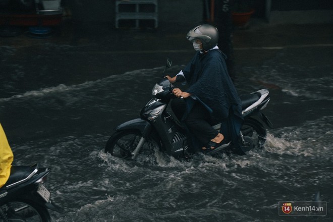 Nhiều tuyến đường Sài Gòn ngập nặng sau mưa lớn, siêu máy bơm chống ngập gần 100 tỉ đồng bị vô hiệu - Ảnh 14.